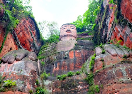 Climbing trails alongside the Leshan Buddha