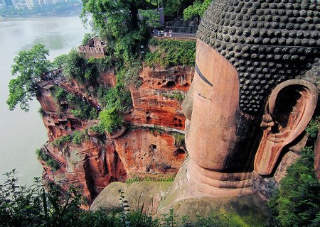 Climbing trails alongside the Leshan Buddha