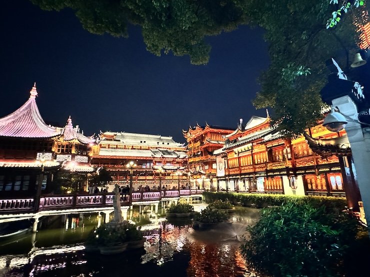 Yu Yuan Gardens at night Yuyuan Gardens at night